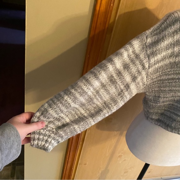 Urban Outfitters • Lyra Pullover V-Neck Sweater in Gray Stripe - Picture 7 of 14